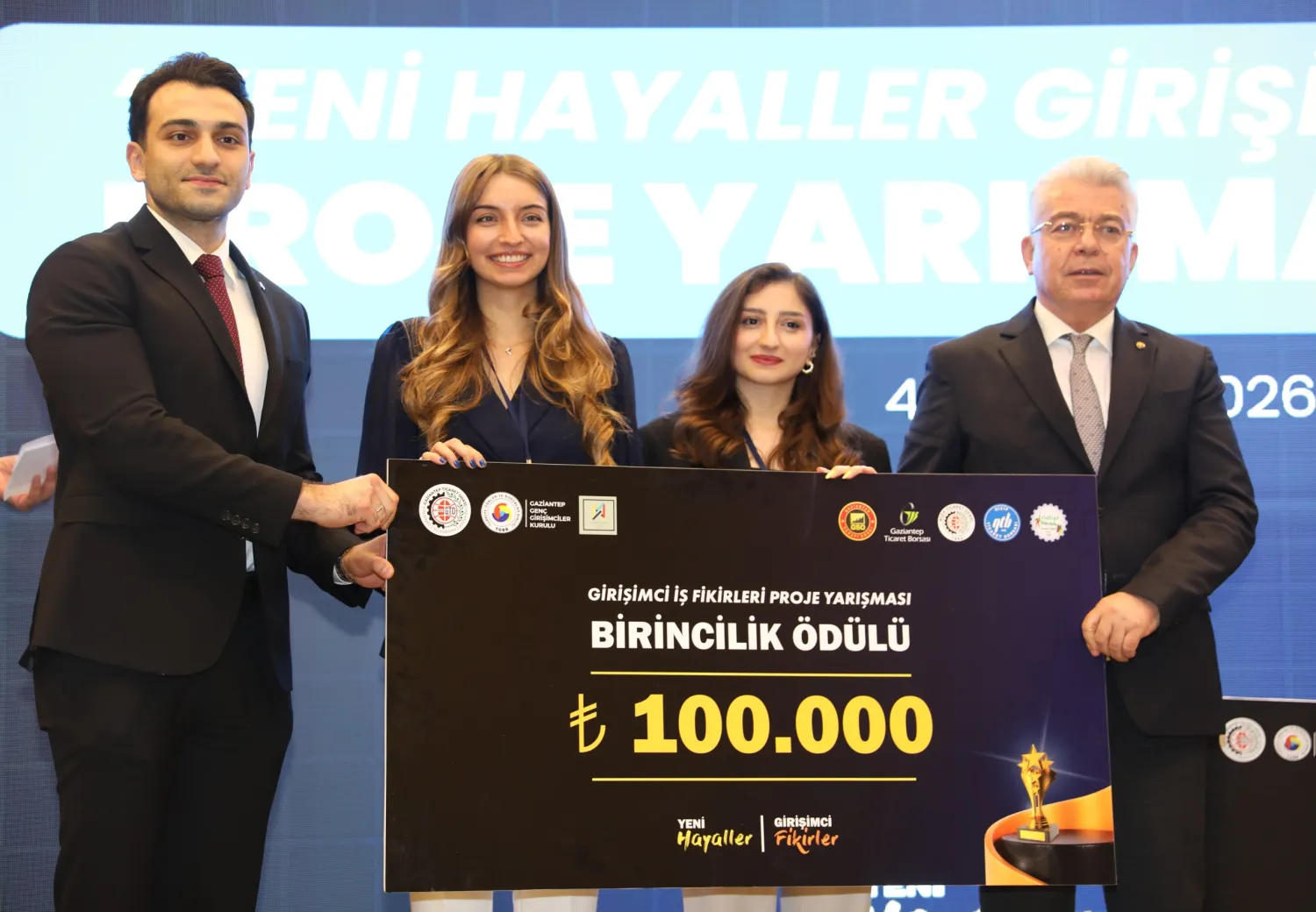 NTO BAŞKANI MEHMET ÖZYURT, "YENİ HAYALLER GİRİŞİMCİ FİKİRLER" FİNALİNDE BİRİNCİLİK ÖDÜLÜNÜ TAKDİM ETTİ