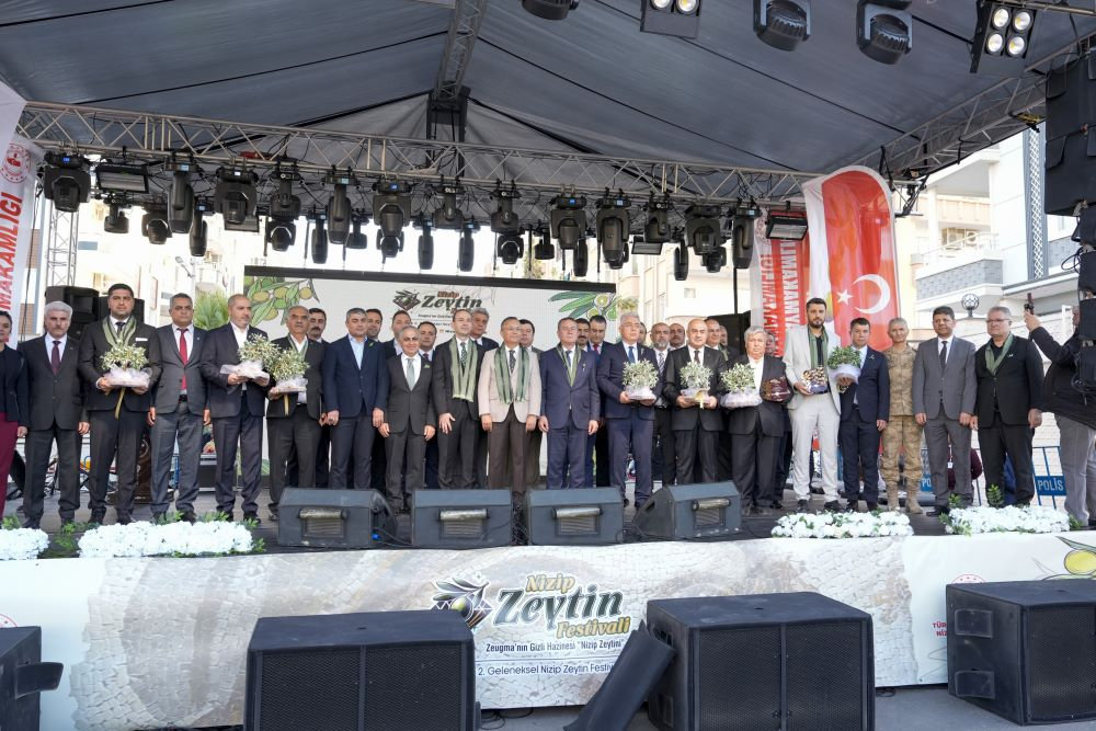 ZEYTİN FESTİVALİ RESMÎ KORTEJ VE AÇILIŞ TÖRENİ PROTOKOLÜN KATILIMIYLA GERÇEKLEŞTİ: NTO STANDINA YOĞUN İLGİ