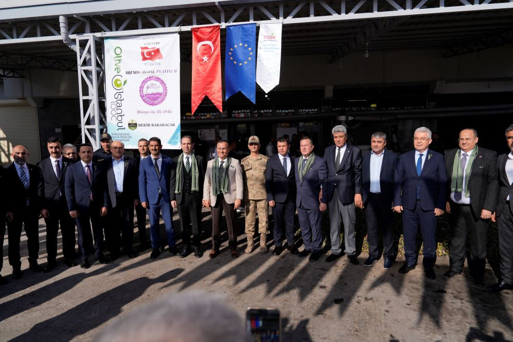 ZEYTİN FESTİVALİ AÇILIŞI ÖNCESİ PROTOKOL, KARABACAK ZEYTİNYAĞI’NDA SEMBOLİK SIKIM GERÇEKLEŞTİRDİ