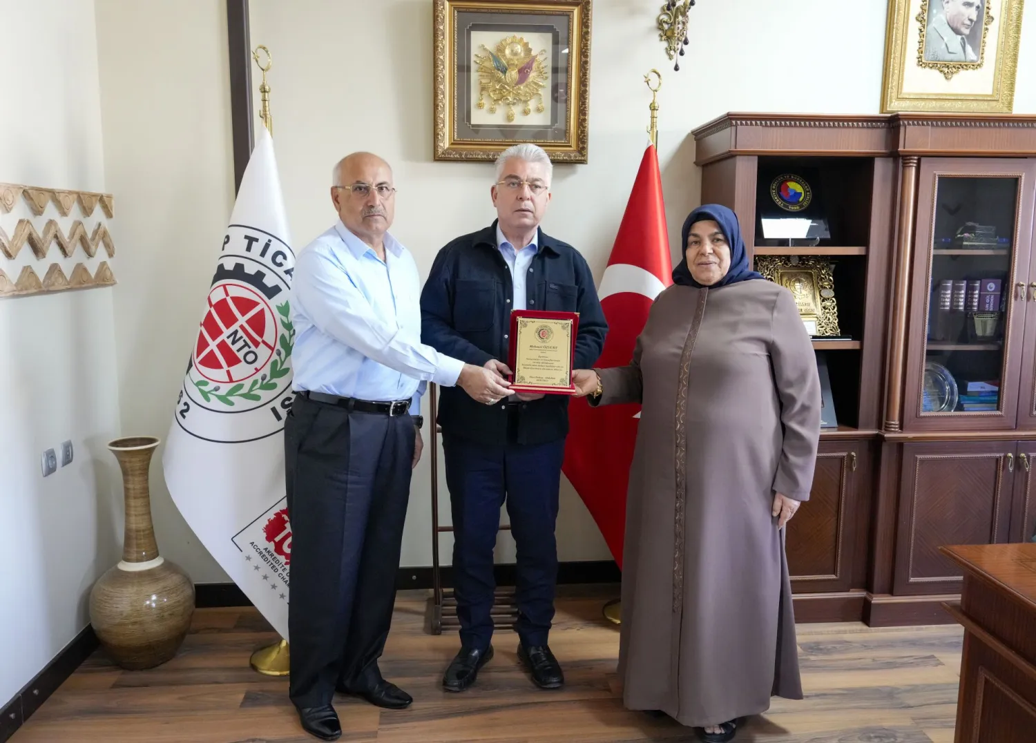 HACI RABİA KOYUNCU VE ABDULLAH KOYUNCU’DAN NTO BAŞKANIMIZ MEHMET ÖZYURT’A ANLAMLI ZİYARET